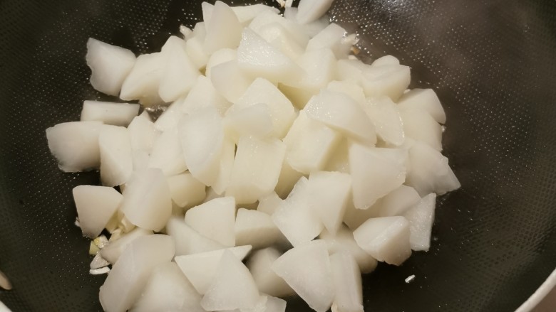 清炒白萝卜,放入白萝卜翻炒。