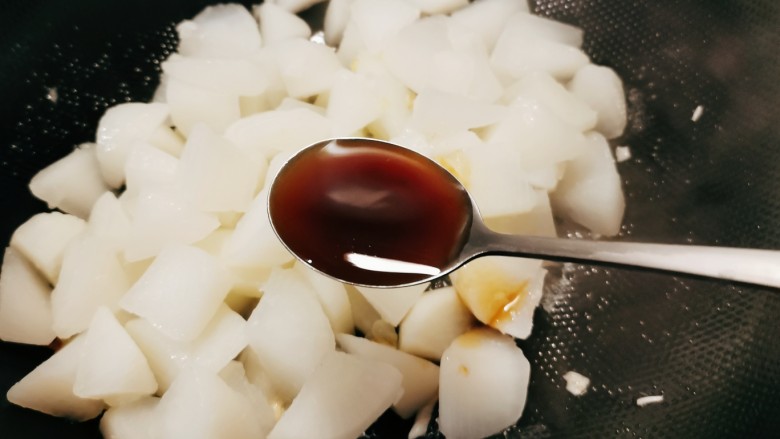 清炒白萝卜,放入<a style='color:red;display:inline-block;' href='/shicai/ 721'>蚝油</a>。