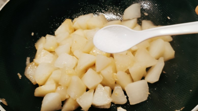 清炒白萝卜,根据自己口味添加适量盐。