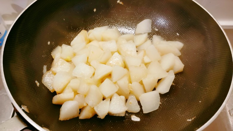 清炒白萝卜,翻炒均匀。