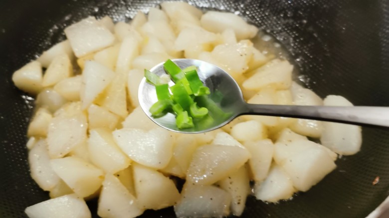 清炒白萝卜,撒上葱绿。