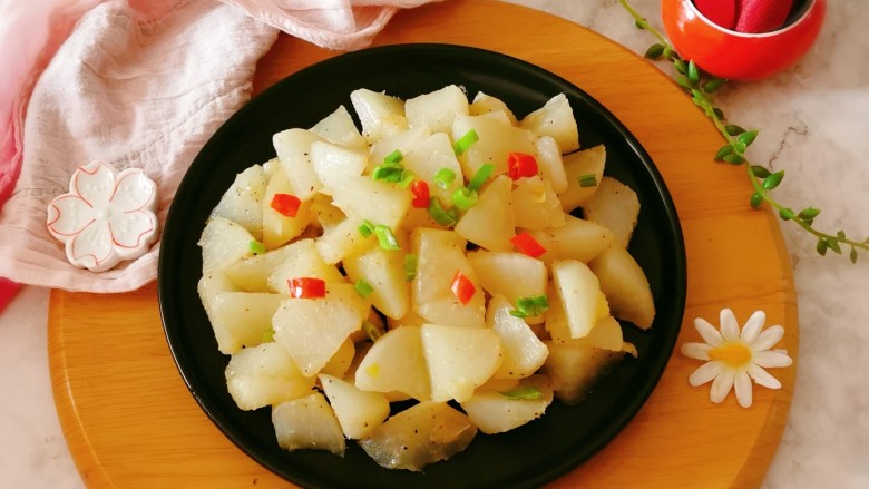 清炒白萝卜,装盘。