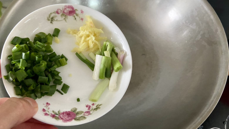 榨菜豆腐汤➕榨菜海带豆腐汤,热锅冷油,下姜丝葱白小火煸香
