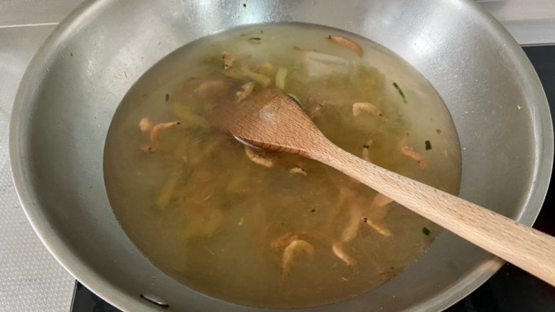 榨菜豆腐汤➕榨菜海带豆腐汤,加入适量的水,中大火煮开