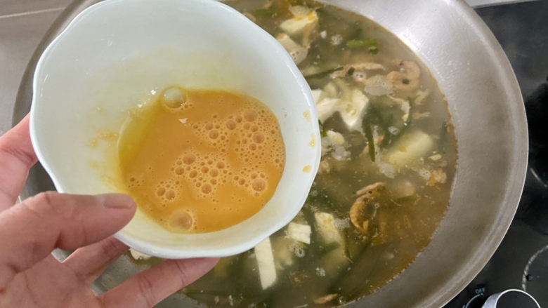 榨菜豆腐汤➕榨菜海带豆腐汤,开盖,保持中火,淋入蛋液,搅拌成蛋花