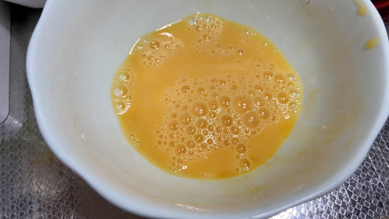 榨菜豆腐汤➕榨菜海带豆腐汤,鸡蛋打入碗中,搅打成蛋液