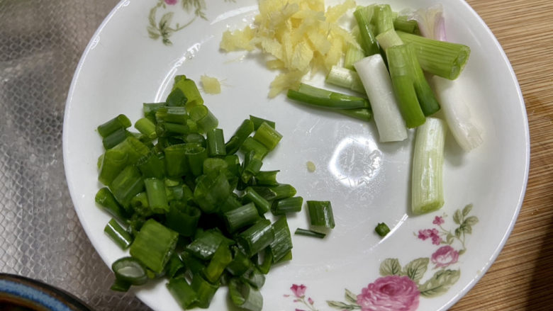 榨菜豆腐汤➕榨菜海带豆腐汤,姜切丝,小葱葱白切段,葱叶切末