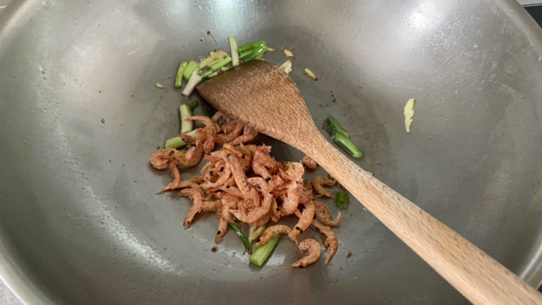 榨菜豆腐汤➕榨菜海带豆腐汤,下虾米,小火煸炒半分钟