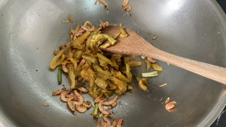 榨菜豆腐汤➕榨菜海带豆腐汤,下榨菜丝,稍微煸炒