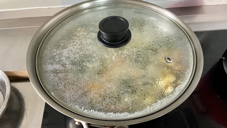 榨菜豆腐汤➕榨菜海带豆腐汤,煮开后,转中小火煮5分钟,让榨菜和海带的味道充分融入汤中,豆腐入味