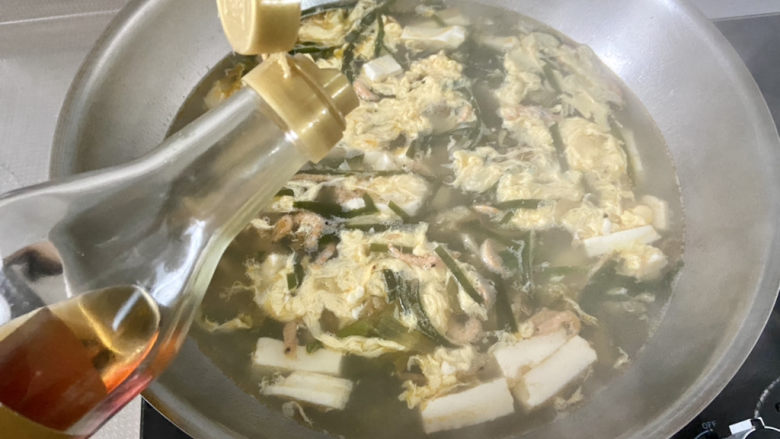 榨菜豆腐汤➕榨菜海带豆腐汤,关火,滴几滴<a style='color:red;display:inline-block;' href='/shicai/ 847'>香油</a>