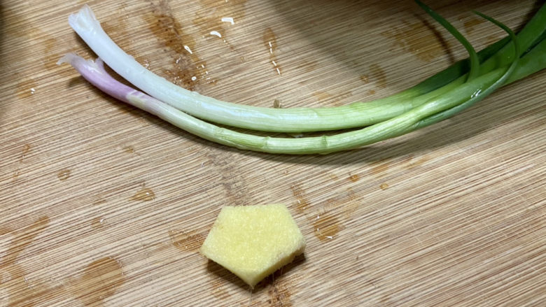 榨菜豆腐汤➕榨菜海带豆腐汤,姜搓洗干净去皮,小葱择好洗净