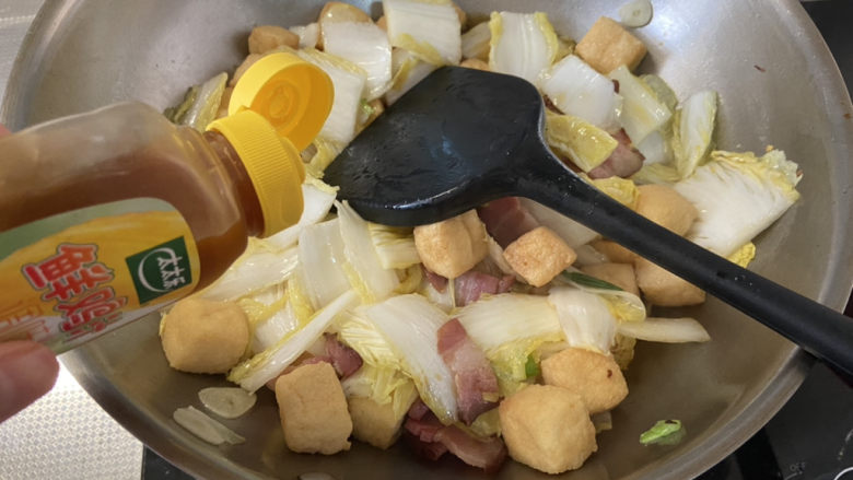 油豆腐炒白菜➕腊肉油豆腐炒白菜,半茶匙太太乐鸡汁