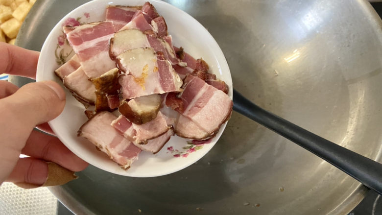 油豆腐炒白菜➕腊肉油豆腐炒白菜,热锅加少许油,下腊肉,小火煸炒出油脂