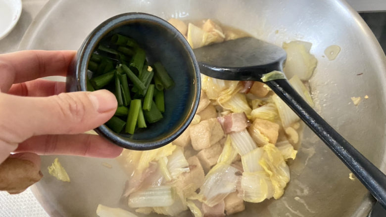 油豆腐炒白菜➕腊肉油豆腐炒白菜,出锅前撒上葱段翻炒均匀即可。