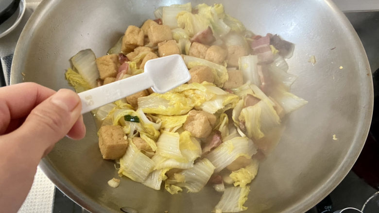 油豆腐炒白菜➕腊肉油豆腐炒白菜,尝下咸淡,根据个人口味添加少许盐翻炒均匀