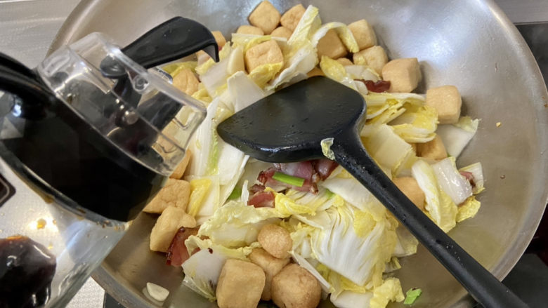 油豆腐炒白菜➕腊肉油豆腐炒白菜,调味:一汤匙<a style='color:red;display:inline-block;' href='/shicai/ 788'>生抽</a>