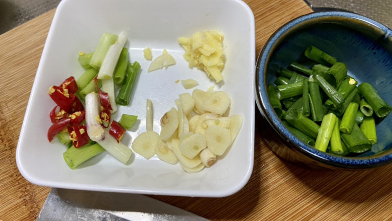 油豆腐炒白菜➕腊肉油豆腐炒白菜,改刀，蒜切蒜片，葱白葱叶分别切段，姜切丝，小米辣切圈