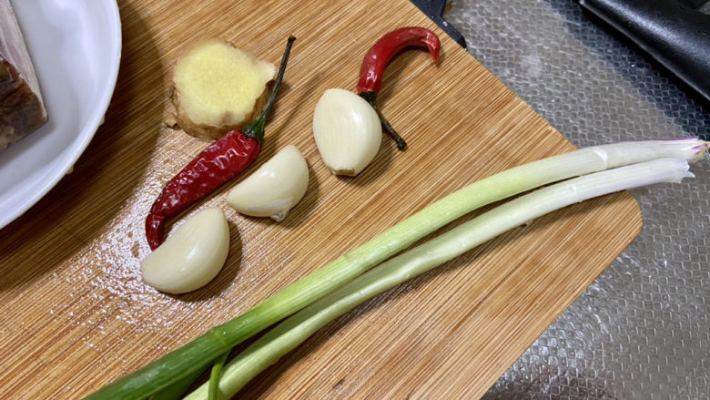 油豆腐炒白菜➕腊肉油豆腐炒白菜,小葱择好洗净，姜搓洗干净，蒜剥皮，小米辣洗净