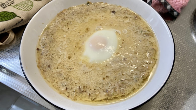 榨菜蒸肉饼➕榨菜香菇蒸肉饼,取出,撕掉保鲜膜