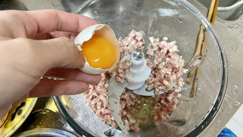 榨菜蒸肉饼➕榨菜香菇蒸肉饼,超市的五花肉末比较粗,放入绞肉器,加入一颗鸡蛋