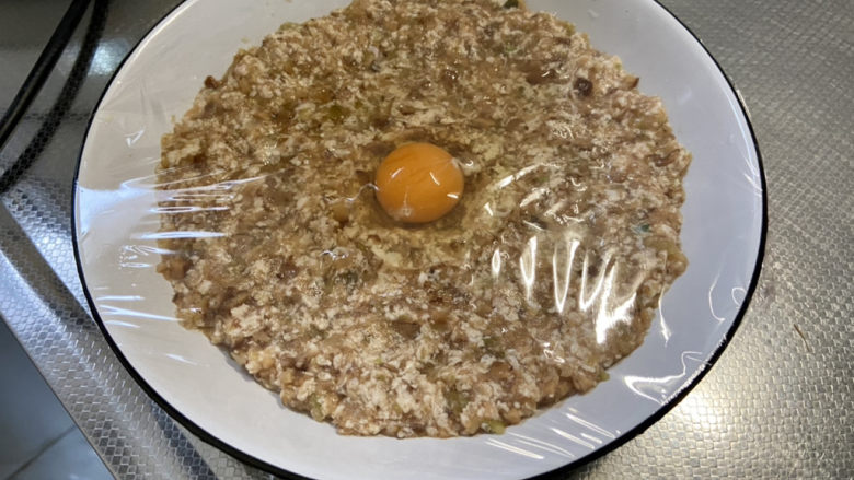 榨菜蒸肉饼➕榨菜香菇蒸肉饼,蒙上保鲜膜,牙签戳几个小眼