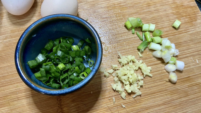榨菜蒸肉饼➕榨菜香菇蒸肉饼,姜切末,小葱葱白葱叶分别切末