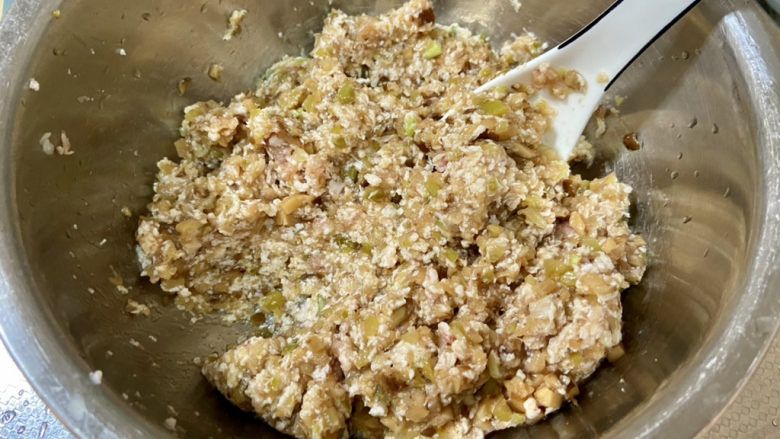 榨菜蒸肉饼➕榨菜香菇蒸肉饼,把搅拌好肉馅盛出,尝下咸淡,如果觉得淡,可以补充少许食盐