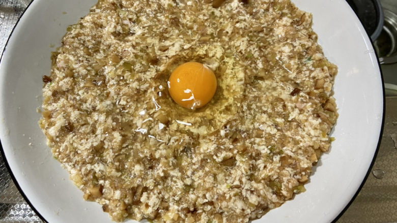 榨菜蒸肉饼➕榨菜香菇蒸肉饼,中间按一个小坑,打入一个鸡蛋