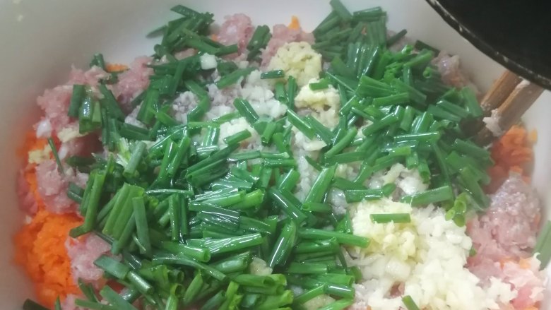 包胡萝卜饺子,滚油立即淋入肉末里
