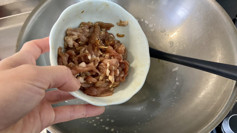 尖椒肉丝➕尖椒笋丝炒肉,热锅冷油,下肉丝,中小火,滑炒到肉丝变色,