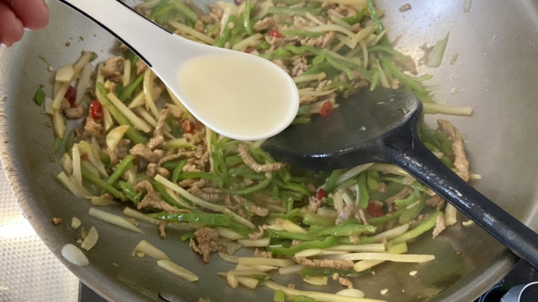 尖椒肉丝➕尖椒笋丝炒肉,调好的水淀粉,淋两汤匙,中火翻炒十来秒