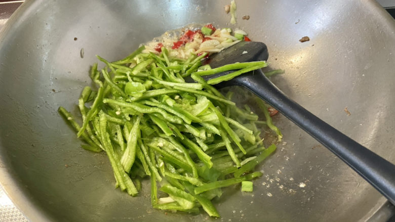 尖椒肉丝➕尖椒笋丝炒肉,下青椒丝,中火翻炒断生