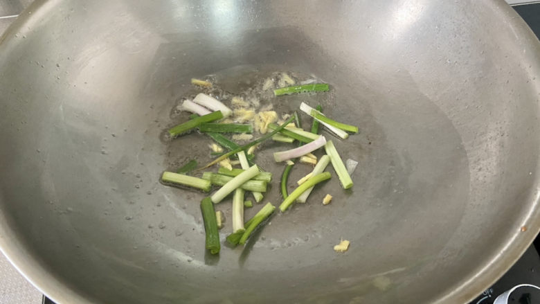 清炒白萝卜➕虾皮清炒白萝卜,下姜丝葱段,小火煸香