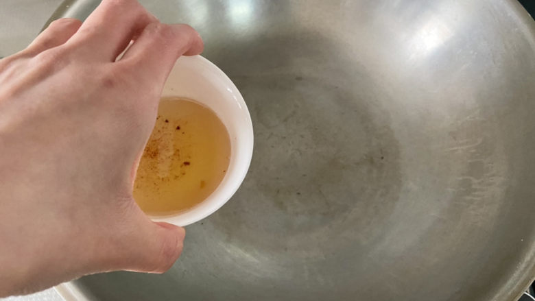 清炒白萝卜➕虾皮清炒白萝卜,热锅冷油,阿晨用的是腊肉煸炒出的猪油,更香