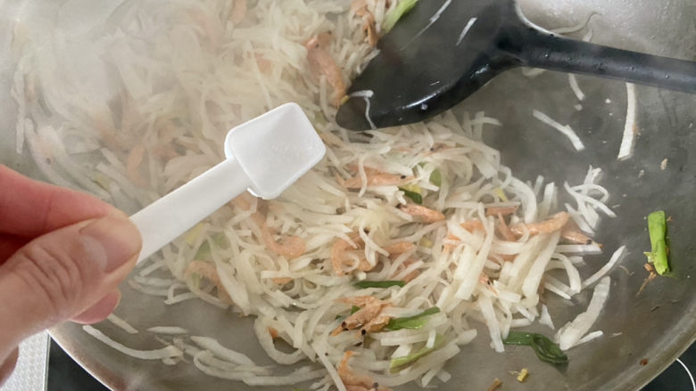 清炒白萝卜➕虾皮清炒白萝卜,尝下咸淡,根据个人口味添加少许盐,翻炒均匀出锅