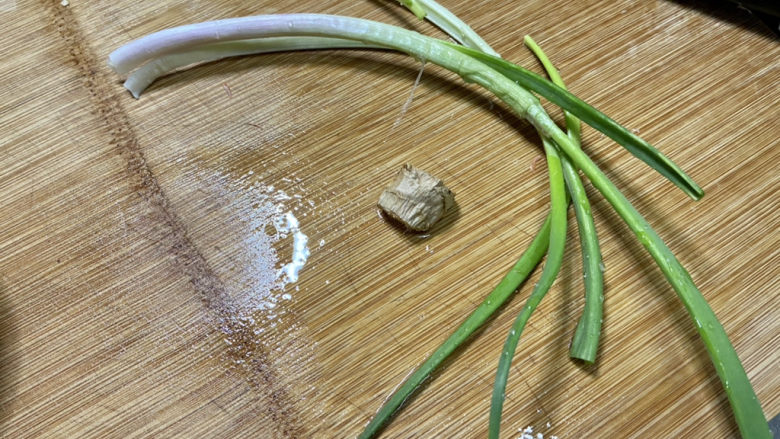 清炒白萝卜➕虾皮清炒白萝卜,小葱择好洗净,姜搓洗干净