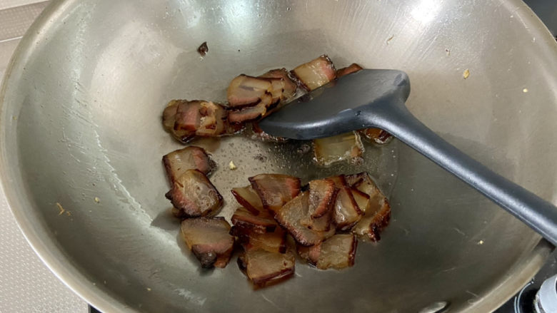 尖椒炒腊肉➕尖椒木耳炒腊肉,热锅少许油，下腊肉小火煸炒出油脂