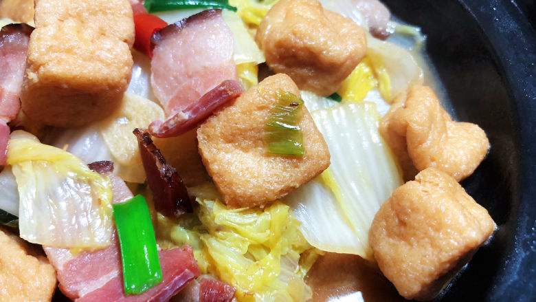 油豆腐炒白菜➕腊肉油豆腐炒白菜,这道油豆腐炒白菜,做法简单,油豆腐吸满了汤汁,白菜酸辣入味,咸鲜味美,营养丰富,喜欢的小伙伴们快来试试吧😄