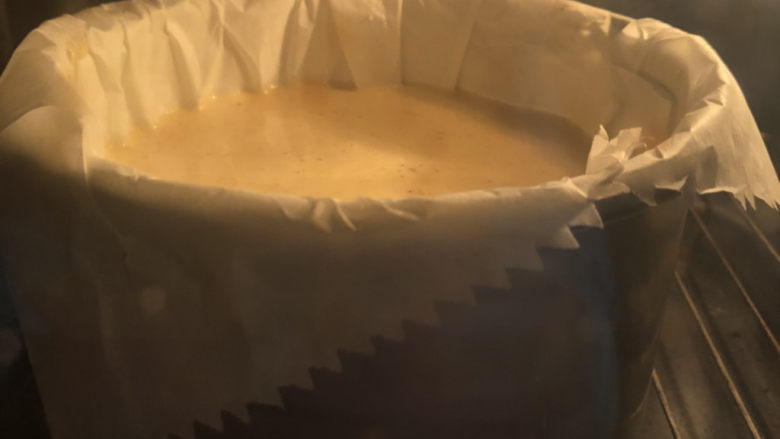巴斯克·柠檬红茶流心芝士蛋糕,烤箱预热220度,烤约20分钟。