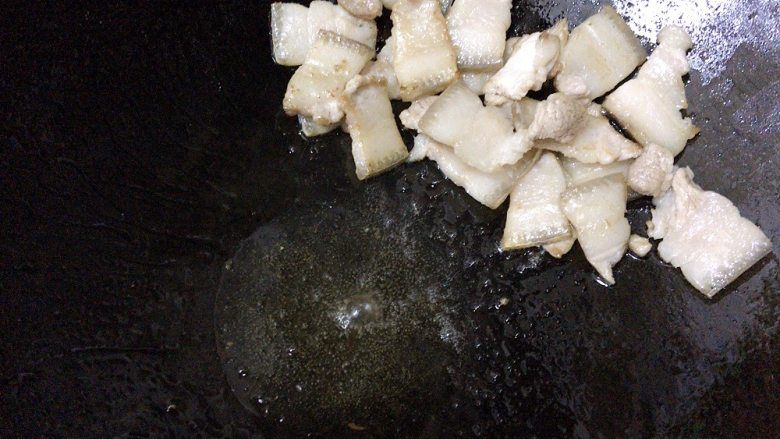 油焖春笋,中小火煸出猪油,猪肉变得紧实有弹性后