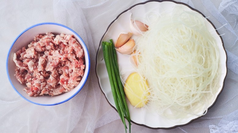 肉末粉丝煲,准备好所有食材。