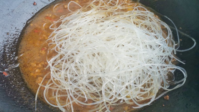 肉末粉丝煲,加入粉丝,
