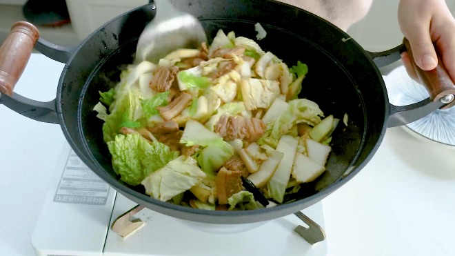 柴火锅大锅菜,翻炒上色后,加一半白菜进去翻炒均匀