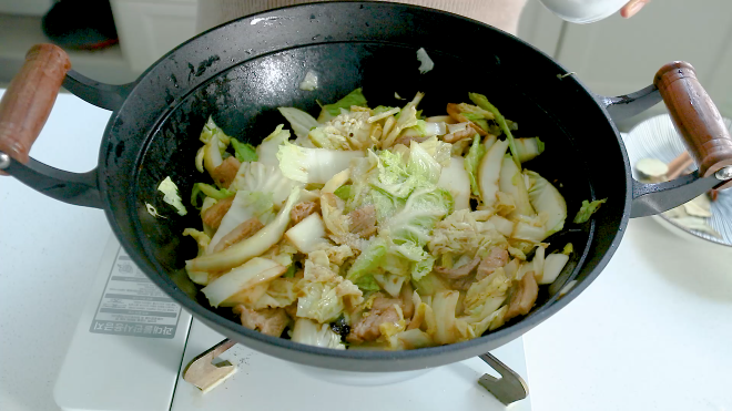 柴火锅大锅菜,加适量清水,放八角、桂皮、葱段以及香叶