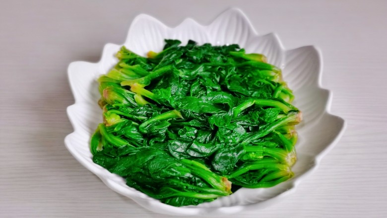 上汤菠菜,沥干水分,摆盘。