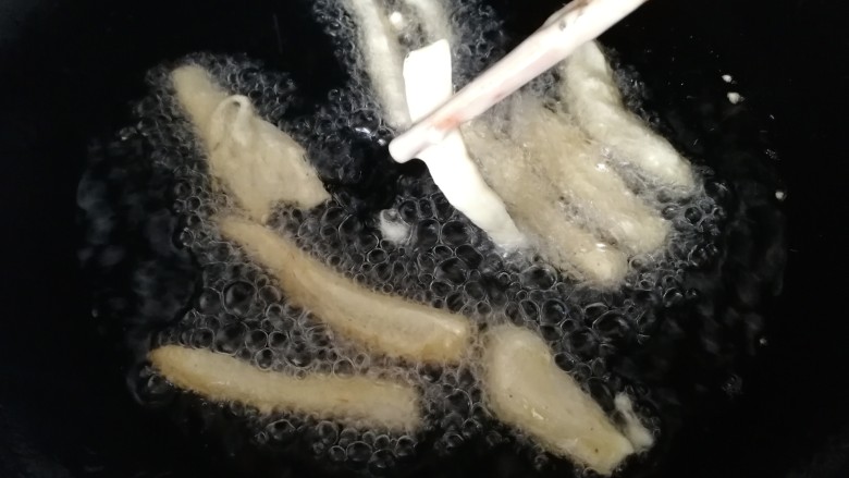 椒盐杏鲍菇,热锅倒入适量油,油5成热逐条放入杏鲍菇。