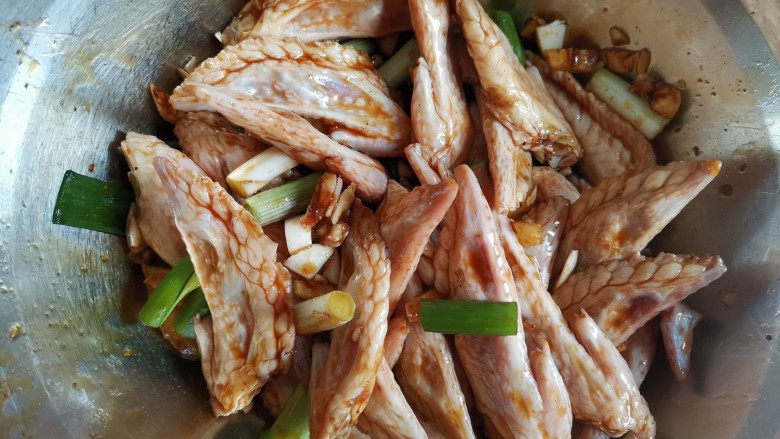 蒜香鸡翅尖,抓拌均匀,腌制半个小时以上