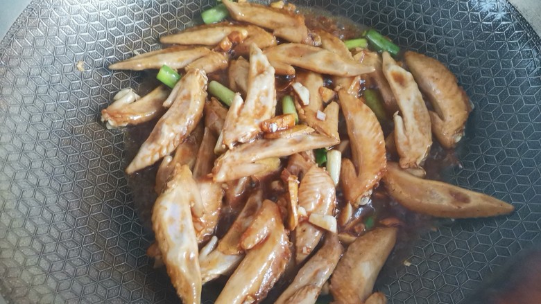 蒜香鸡翅尖,腌制好后,起锅烧油,下入鸡翅炒香