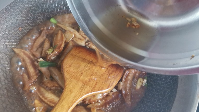 蒜香鸡翅尖,加入适量的水,大火煮开转小火炖十分钟